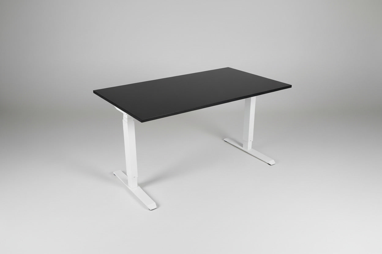 Hæve sænkebord 140x80 cm med sort laminat bordplade og hvidt stel set forfra